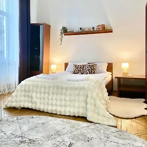 https://quartira-podobovo-centr-opernius-teatr.hotelslviv.net